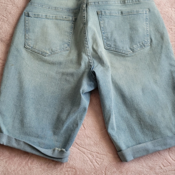 Womens shorts - Picture 2 of 3